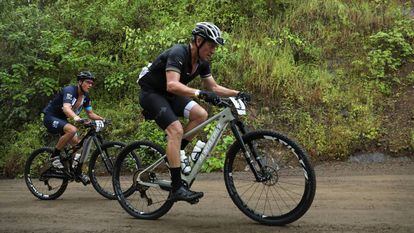 Lance Armstrong (en primer término), en una carrera ciclista en Jaco (Costa Rica) en noviembre de 2018.
