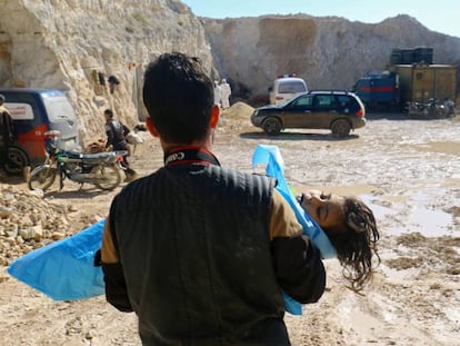 Un hombre con el cadáver de un niño tras el presunto ataque químico. En vídeo, qué son las armas químicas y cuáles son sus efectos.