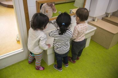 Tres niñosen una escuela infantil de Barcelona. 