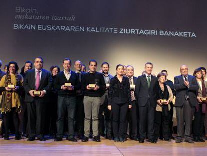 Autoridades y premiados en el acto de entrega de los certificados Bikain.