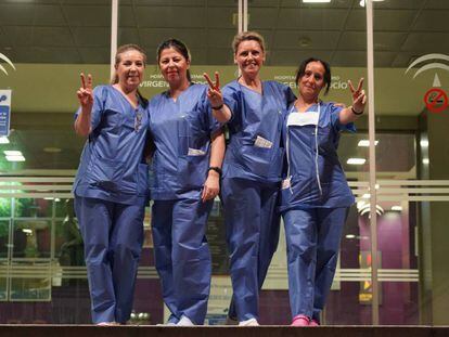 Personal sanitario del Hospital Virgen del Rocío de Sevilla agradece los aplausos de los ciudadanos por su labor. / J. HELLÍN