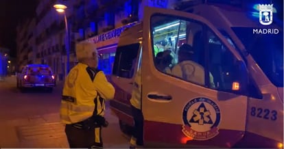 El Samur atiende en una UVI móvil a los heridos en la reyerta ocurrida anoche en la plaza de Tirso de Molina.
