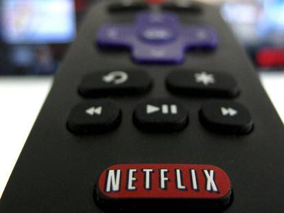 El logo de Netflix, en un mando de televisión.