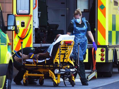 Una ambulancia traslada a un paciente al hospital en Londres.