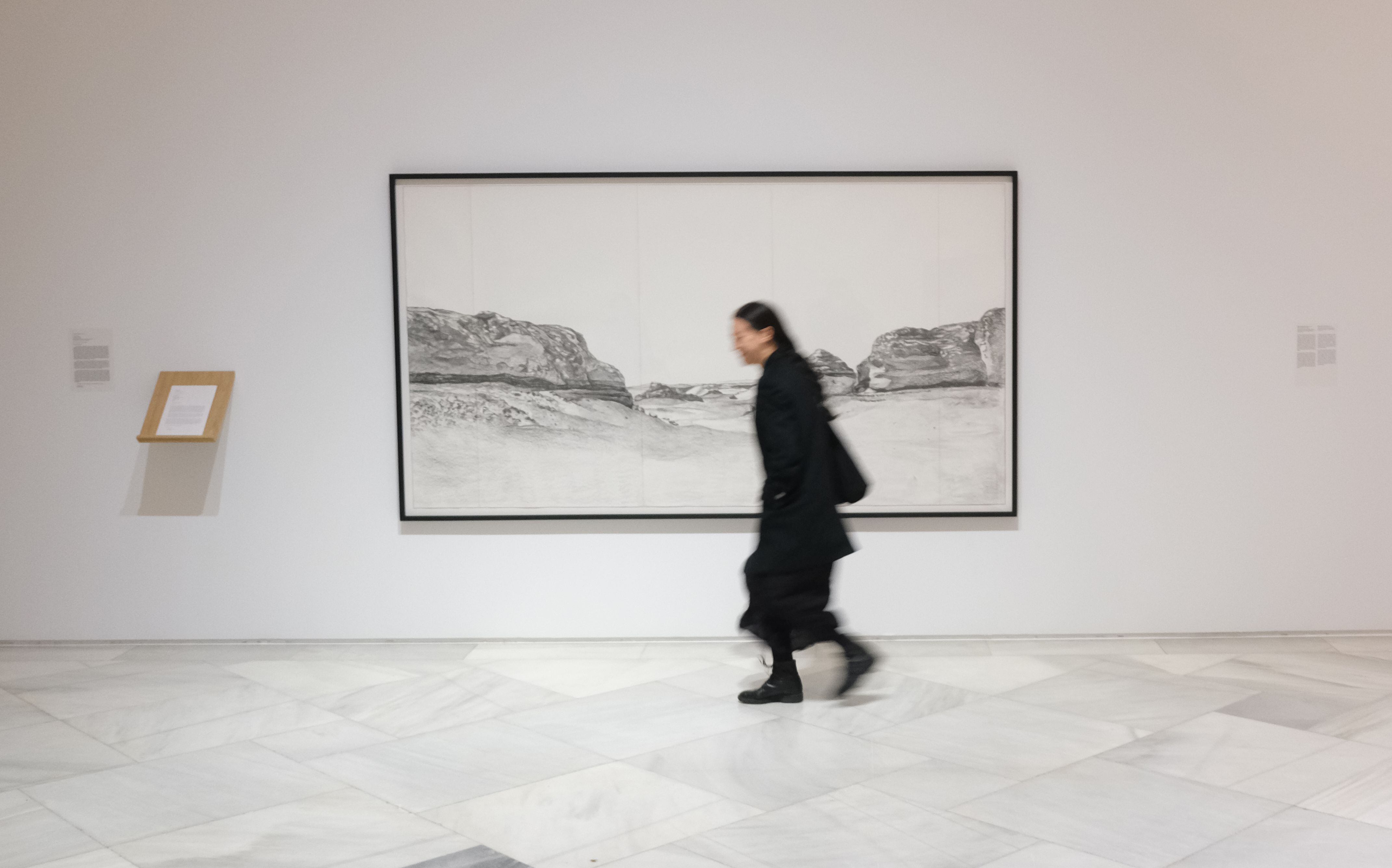 Porras-Kim pasa por delante de una de sus obras en el Centro Andaluz de Arte Contemporáneo.