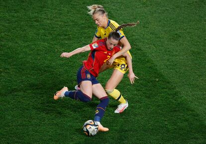 The player of the Spanish team Ona ​​Batlle controls the ball under pressure from the Swedish Fridolina Rolfo.