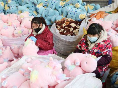 Fábrica de peluches en Lianyungang (Jiangsu, China), el jueves.