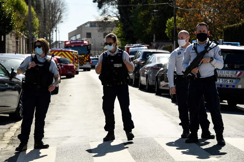 Varios agentes de policía bloquean una calle cerca de la comisaría de Rambouillet, donde se produjo el asesinato.