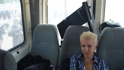 Amina Tyler, el domingo en el furgón en el que la policia la trasladó a comisaría.