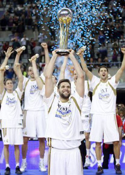 Felipe Reyes levanta el trofeo de la Copa.