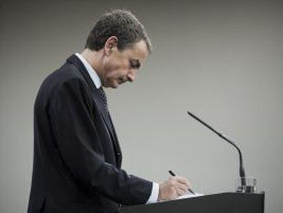 Zapatero toma notas, en la rueda de prensa en la que anunció el adelanto electoral