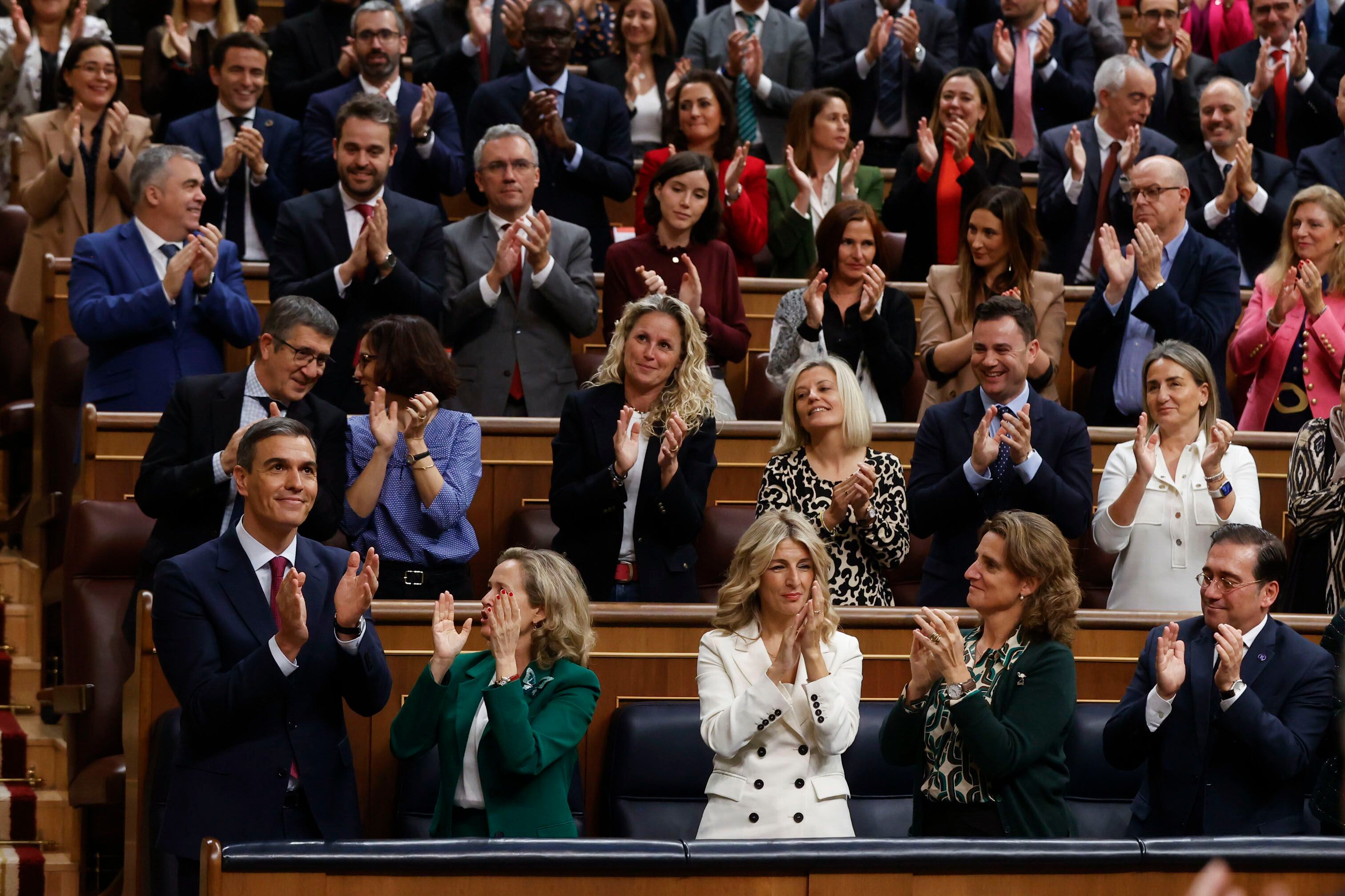 Pedro Sánchez, candidato del PSOE a la investidura, recibe el aplauso de la bancada socialista y del Gobierno en funciones tras su discurso este miércoles en el Congreso. 
