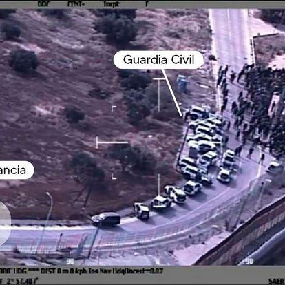 Fotograma de los vídeos grabados por un dron y un helicóptero de la Guardia Civil el pasado 24 de junio, durante la tragedia de la valla de Melilla.