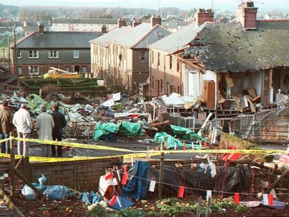 Destrozos provocados por la caída de un Jumbo 747 de Pan Am en Lockerbie (Escocia), tras estallar durante el vuelo por un atentado terrorista el 21 de diciembre de 1988.