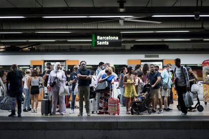 Viajeros de Renfe en la estación de Sants (Barcelona) a principios de septiembre.