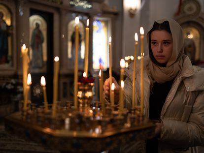 Una feligresa en el interior de la iglesia ortodoxa ucrania en honor a la Madre de Dios, en Dnipró, el domingo.