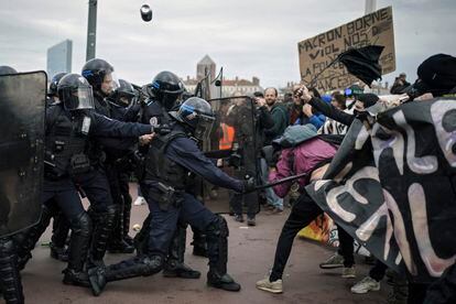 Agentes de policía cargan contra los manifestantes en Lyon, este jueves.