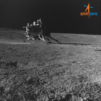 Imagen capturada por el 'rover' Pragyan de su compañero lunar, el aterrizador Vikram, sobre la superficie del satélite. Esta instantánea se tomó el 30 de agosto a una distancia de 15 metros entre ambos aparatos.