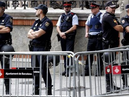 Policías nacionales y 'mossos' protegen la Delegación del Gobierno en Barcelona días antes del referéndum ilegal del 1-O en 2017.