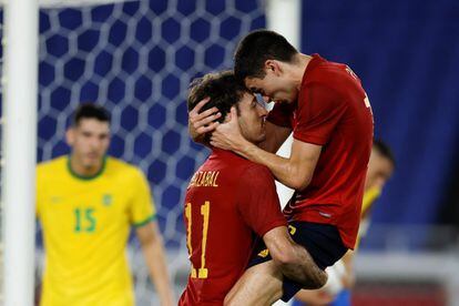 El delantero español Mikel Oyarzabal (izquierda) celebra con su compañero Pedri el gol del empate.