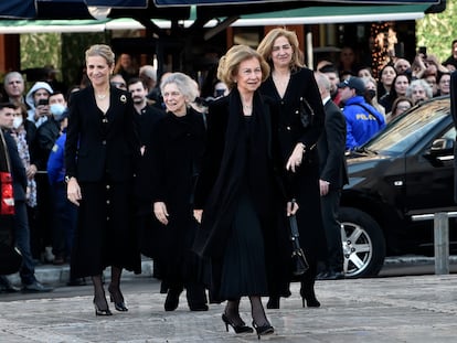 La reina Sofía, acompañada de su hermana, la princesa Irene de Grecia, y de sus hijas, las infantas Elena y Cristina, a su llegada a la ceremonia por su hermano, Constantino de Grecia, celebrada este sábado en Atenas.