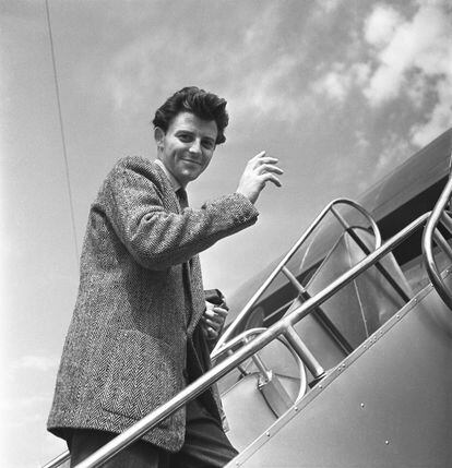 Gérard Philipe se sube a un avión en el aeropuerto de Orly destino a Roma en julio de 1949.