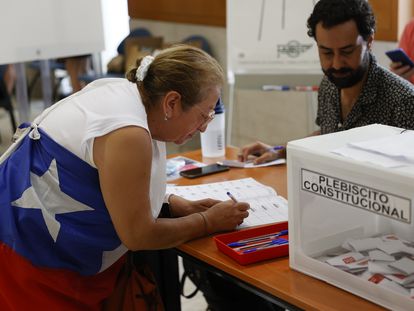 Una mujer acude a un centro de votación para elegir si aprueba o rechaza la nueva Constitución, el 4 de septiembre de 2022.