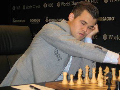 Magnus Carlsen, durante la apertura de la sexta partida