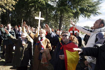 Un grupo de profranquistas hace el saludo fascista frente al Valle de los Caídos ayer, 35 aniversario de la muerte del dictador.