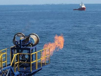 Barco de perforaci&oacute;n que extrae gas metano del lecho marino de Jap&oacute;n. 