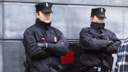 Dos agentes de la Polic&iacute;a Foral de Navarra, en una foto de archivo. 