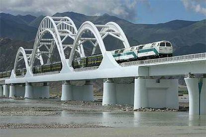 El tren que une Lasha y Pekín cruza un puente en Tibet durante su primer viaje del pasado 1 de julio.