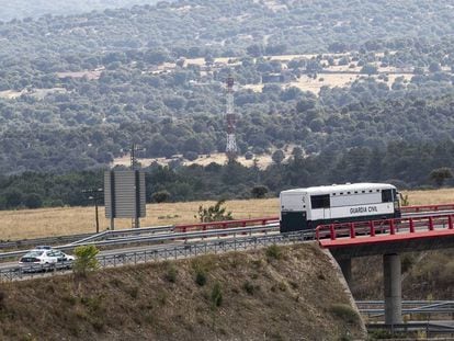 El autobús de la Guardia Civil que traslada a los presos del procés, saliendo de la cárcel de Soto del Real.
 