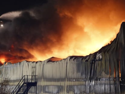 Imatges de les flames a la panificadora de Rubí.