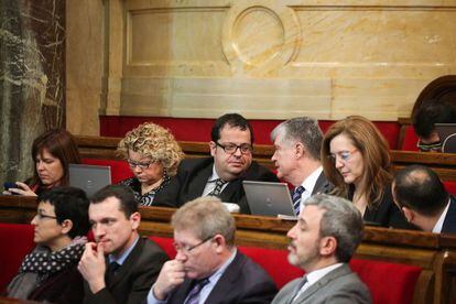 De izquierda a derecha, Núria Ventura, Marina Geli y Joan Ignasi Elena ocupan esta mañana la penúltima bancada en el Parlament.