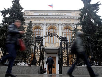Varias personas pasan por delante de la sede del Banco Central en Moscú, en febrero de 2019.