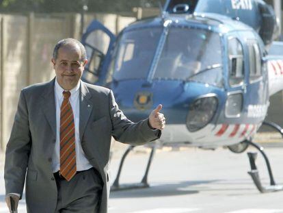 El consejero de Interior de la Generalitat, Felip Puig, llega en helicóptero al Parlament, bloqueado por manifestantes el pasado 15 de junio.