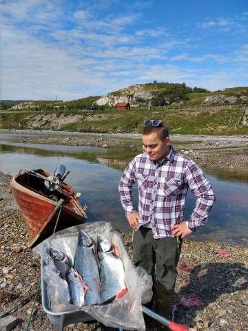 Thomas Hansen, con seis salmones pescados con una red de pesca tradicional, en Noruega.