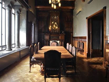 El comedor principal del Palau G&uuml;ell con una de las chimeneas de Camil Oliveras que hizo para el Palacio Fonollar.