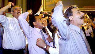 Simpatizantes peronistas gritan consignas de su partido durante la sesión legislativa en Buenos Aires.