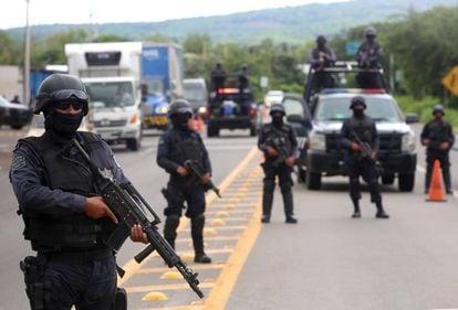 Policías vigilan las carreteras de Guanajuato.