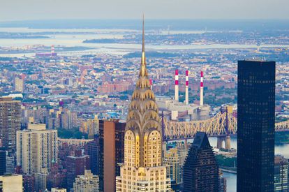 El rascacielos más elegante de Manhattan, diseñado por William Van Alen en 1930, se inspira en los automóviles de su época, con una decoración de acero que incluye gárgolas que se inspiran en los adornos habituales en los capós de los coches antiguos. Con sus 77 pisos, es una obra maestra arquitectónica que fusiona 'art déco' y estética gótica, adornado con águilas de hierro y una aguja que recuerda al peinado de Elsa Lanchester en 'La Novia de Frankestein'. Su interior acoge uno de los vestíbulos más bonitos de Gotham City –'alter ego' de Nueva York en cómics y películas–, que se puede contemplar en Lexington Avenue con la calle 42, en el Midtown East.