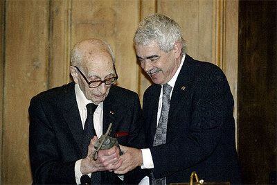 Pasqual Maragall entrega a Claude Lévi-Strauss la escultura del Premio Cataluña, ayer en París.