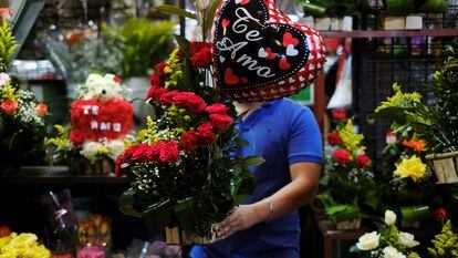 La dueña de una floristería de San Miguelito, en San Salvador, El Salvador, en San Valentín de 2020.