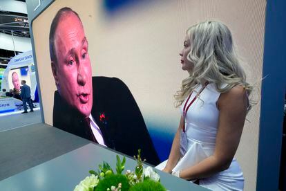 Una participante en el Foro Económico de San Petersburgo sigue la intervención de Putin, el pasado 17 de junio.