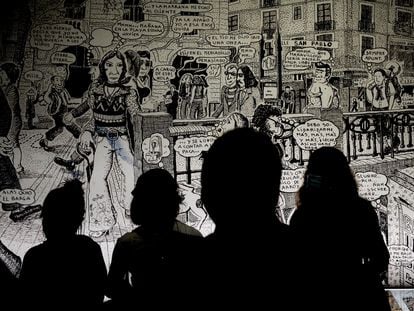 Asistentes en la exposición de 'La contracultura i Underground a la Catalunya dels 70'.