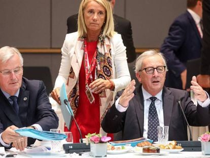 El negociador comunitario Michel Barnier, junto al presidente de la Comisión Europea, Jean-Claude Juncke, durante la cumbre, este viernes.