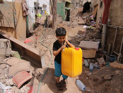 Un niño transporta agua en un bidón en la ciudad de Aden (Yemen).