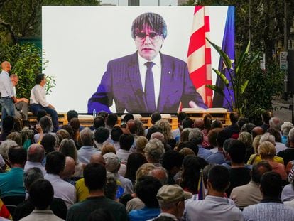 El 'expresident' de la Generalitat Carles Puigdemont interviene por videoconferencia en un mitin de Junts en Barcelona durante la pasada campaña electoral.