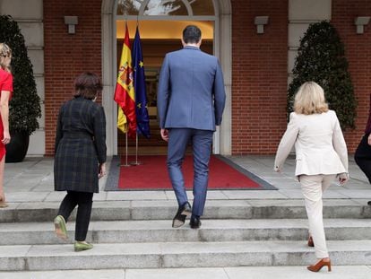 El presidente del Gobierno, Pedro Sánchez (c), acompañado por la vicepresidenta tercera, Yolanda Díaz (i), la vicepresidenta primera del Gobierno, Carmen Calvo (2-i), la vicepresidenta segunda, Nadia Calviño (2-d), y la vicepresidenta cuarta del Gobierno y ministra para la Transición Ecológica y el Reto Demográfico, Teresa Ribera (d), se retira tras ofrecer una comparecencia sobre los cambios en su Ejecutivo, el martes en el Palacio de la Moncloa.